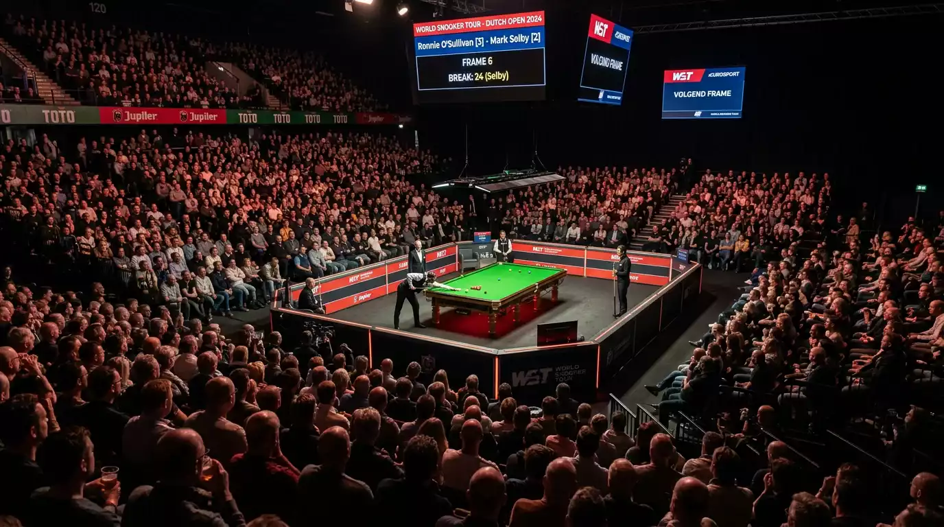 Snookerwedstrijd in een vol stadion met toeschouwers en scorebord